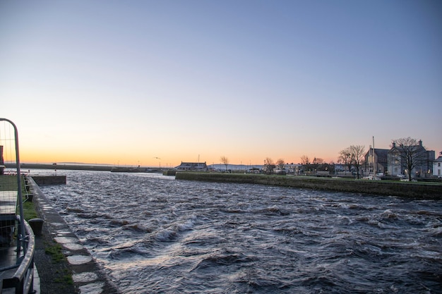 Lever du soleil sur la rivière corrib galway heure d'or de l'eau agitée