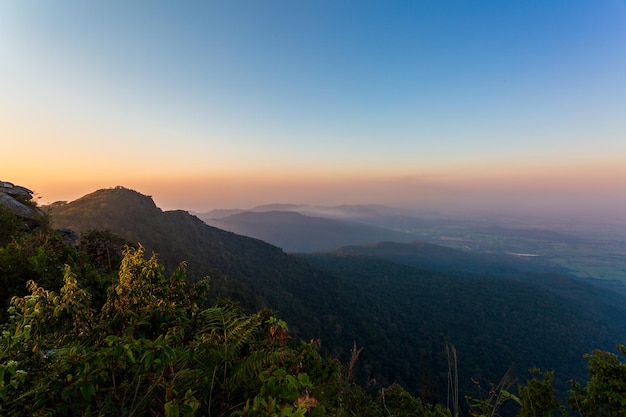 Le lever du soleil rougeoyant brille sur la chaîne de montagnes