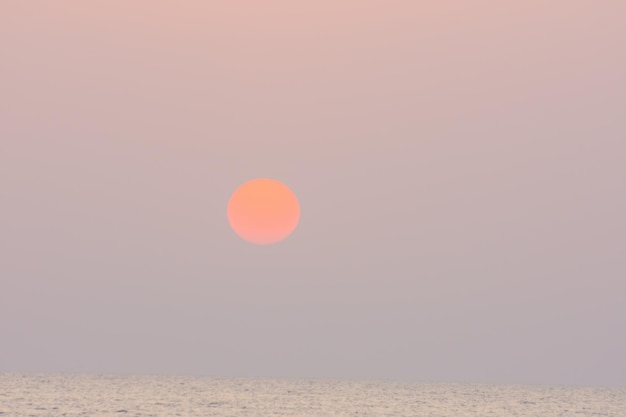 Lever du soleil avec un soleil chaud orange à la mer en vacances en détail en egypte