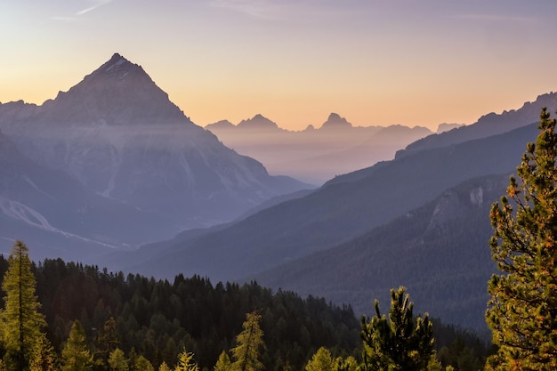 Lever du soleil sur les sommets alpins et le groupe Tofane dans les Dolomites Italie Europe