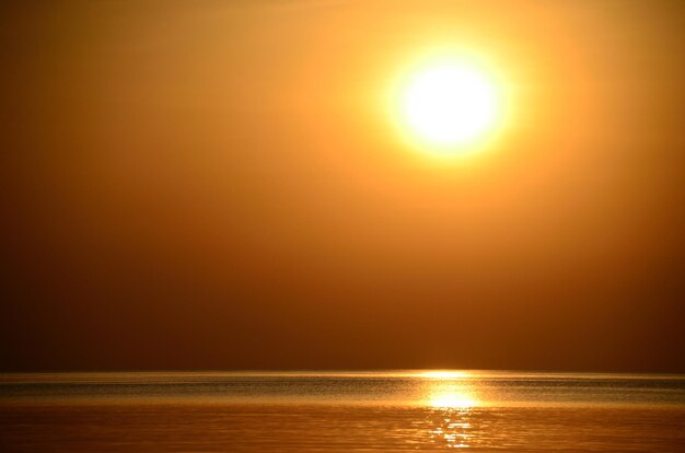 Lever du soleil en vacances sur la mer