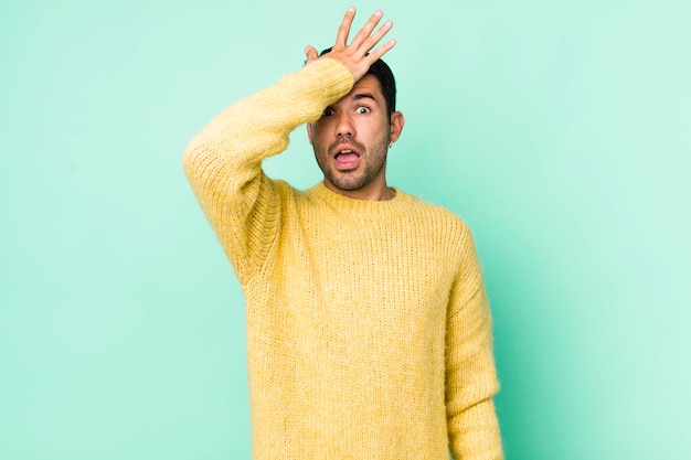 lever la paume vers le front en pensant oups après avoir commis une erreur stupide ou se souvenir de s'être senti muet