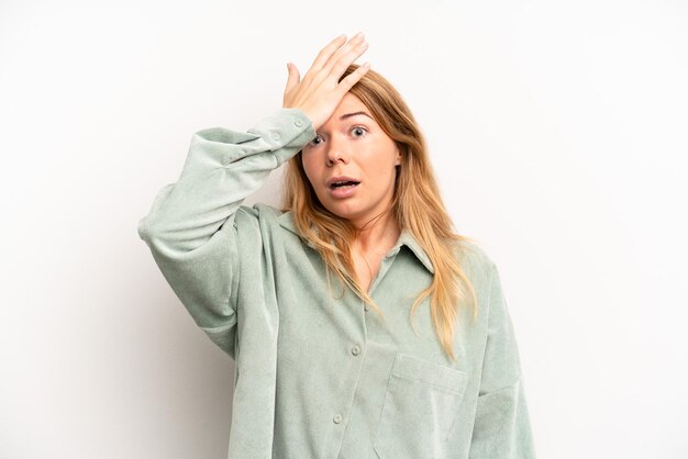 lever la paume vers le front en pensant oups après avoir commis une erreur stupide ou se souvenir de s'être senti muet