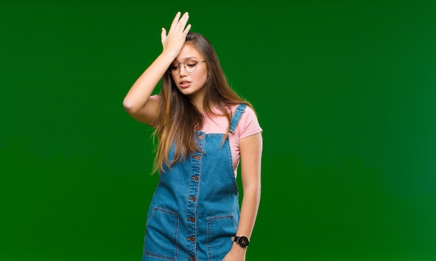 lever la paume vers le front en pensant oups, après avoir fait une erreur stupide ou se souvenir, se sentir stupide