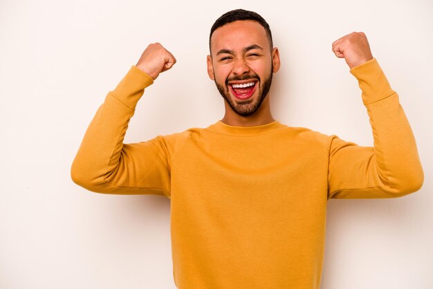 Lever le poing après un concept gagnant de la victoire