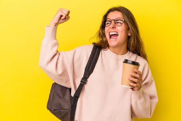 Lever le poing après un concept gagnant de la victoire