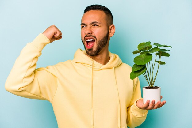 Lever le poing après un concept gagnant de la victoire