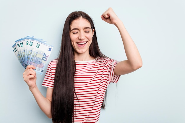 Photo lever le poing après un concept gagnant de la victoire