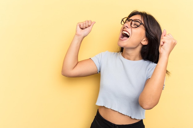 Lever le poing après un concept gagnant de la victoire