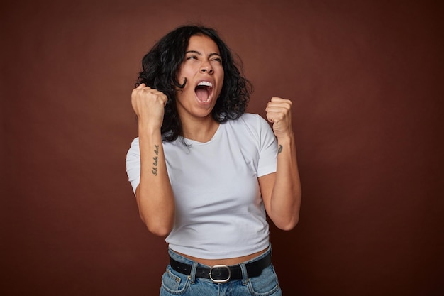 Lever le poing après un concept gagnant de la victoire