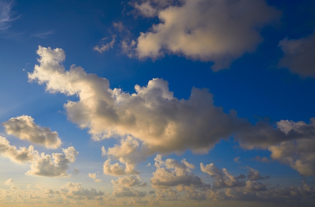 Lever de soleil ciel bleu beaux nuages