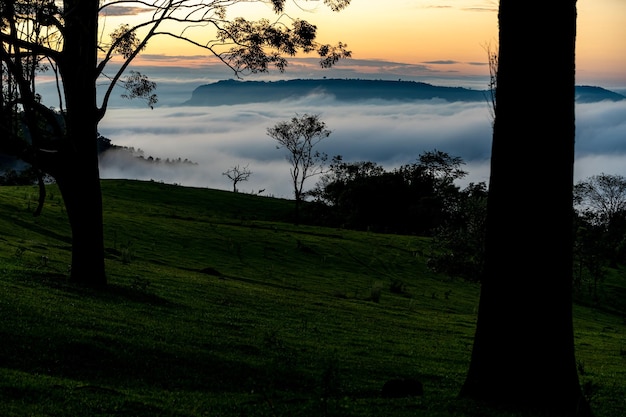 Lever de soleil coloré dans un paysage de montagne