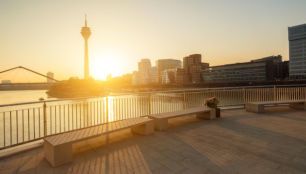 Lever de soleil coloré à Düsseldorf au port des médias