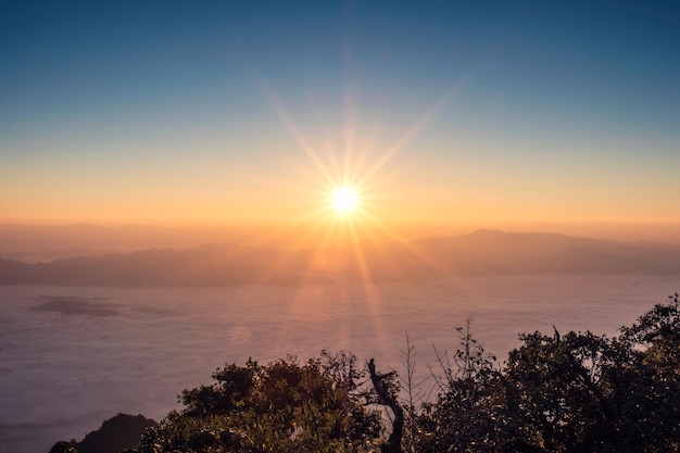 Lever de soleil coloré à l'horizon avec brouillard le matin au parc national