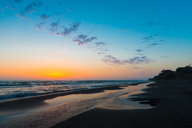 Lever de soleil coloré et lumineux au bord de la mer