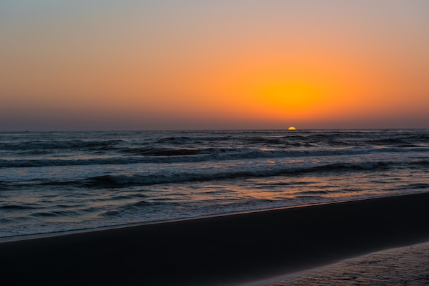 Lever de soleil coloré et lumineux au bord de la mer