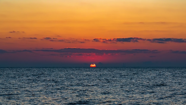 Lever de soleil coloré et lumineux sur la mer