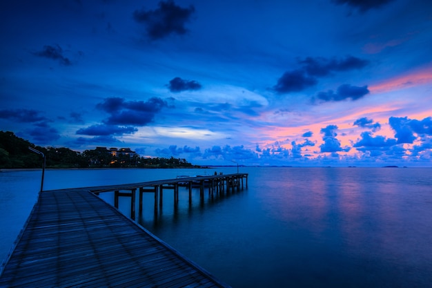 Lever de soleil coloré sur la mer dans le parc national de Thaïlande