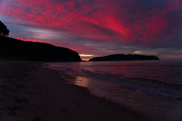 Lever de soleil coloré sur la plage de l'océan