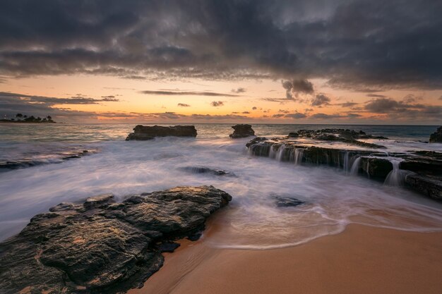 Lever de soleil coloré de Sandy Beach, Oahu, Hawaii USA