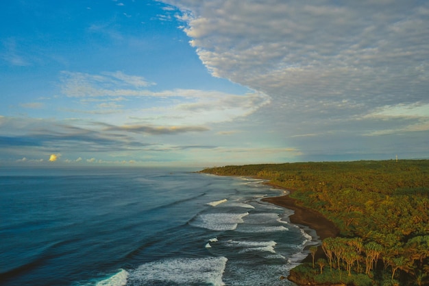 Lever de soleil sur la côte latérale de Java