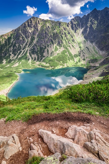 Lever de soleil à couper le souffle à Czarny Staw Gasienicowy dans les montagnes polonaises