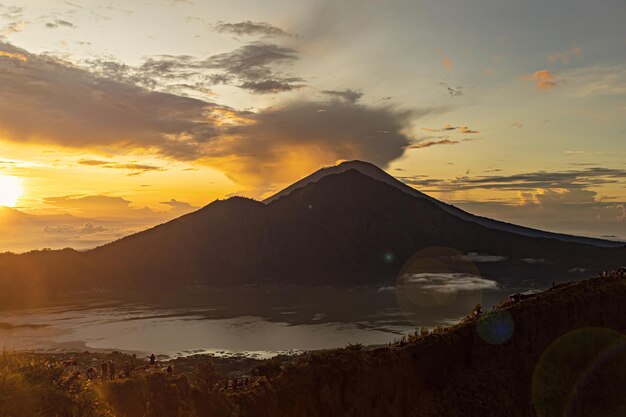 Lever de soleil à couper le souffle sur la montagne Abang, vue depuis le volcan Batur et le lac Batur, Bali, Indonésie