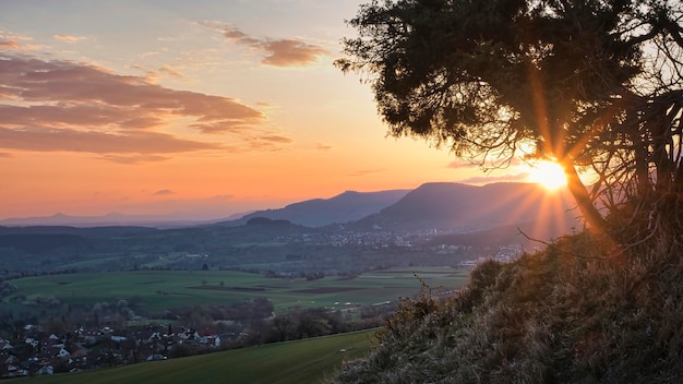 Lever de soleil dans les montagnes