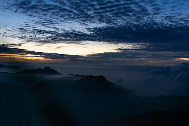 Photo lever de soleil du pic adams ou de la montagne sri pada, sri lanka