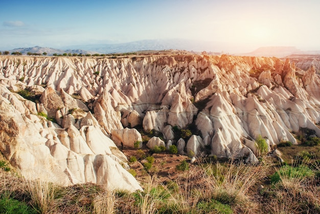 Lever de soleil fantastique sur la vallée rouge en Cappadoce, Anatolie, T