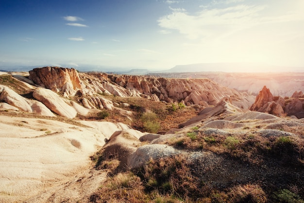 Lever de soleil fantastique sur la vallée rouge en Cappadoce, Anatolie, T