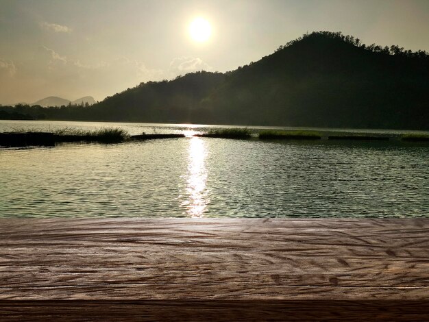 Lever de soleil de fond de dessus de table en bois sur le lac