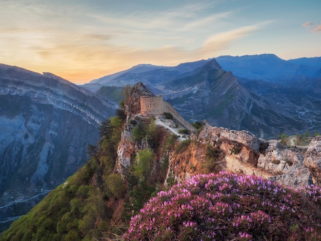 Lever de soleil incroyable à l'ancienne forteresse au sommet de la montagne. La forteresse de Gunib est un monument historique du Daghestan. Russie.