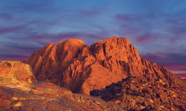 Lever de soleil incroyable sur la montagne du Sinaï Belle aube en Egypte Belle vue depuis la montagne