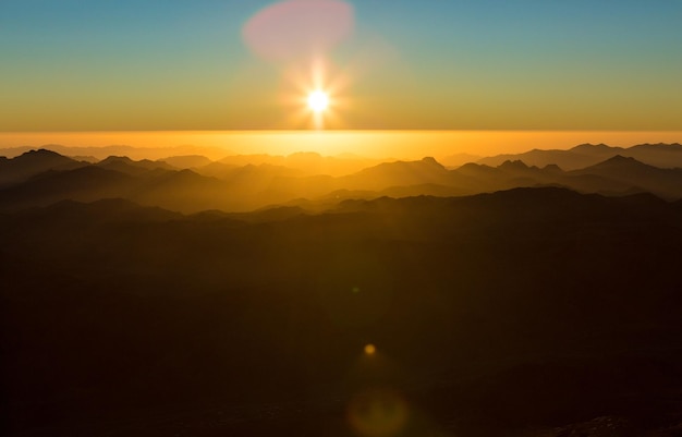 Lever de soleil incroyable sur la montagne du Sinaï Belle aube en Egypte Belle vue depuis la montagne