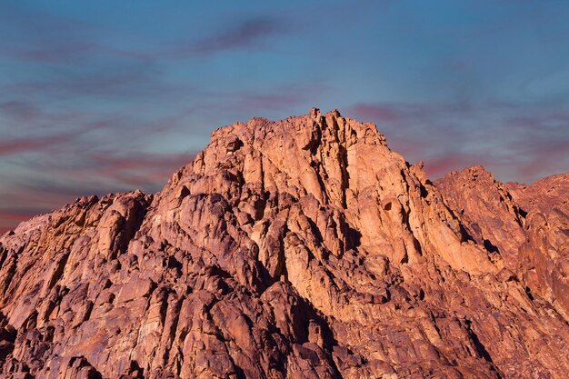 Lever de soleil incroyable sur la montagne du Sinaï Belle aube en Egypte Belle vue depuis la montagne