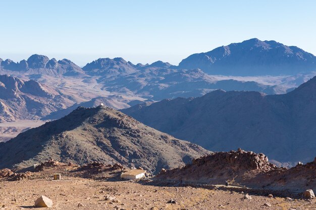 Lever de soleil incroyable sur la montagne du Sinaï Belle aube en Egypte Belle vue depuis la montagne