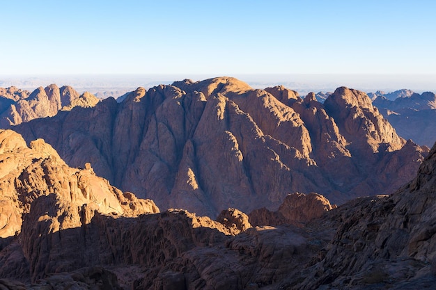 Lever de soleil incroyable sur la montagne du Sinaï Belle aube en Egypte Belle vue depuis la montagne