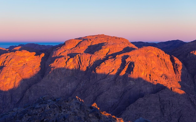 Lever de soleil incroyable sur la montagne du Sinaï Belle aube en Egypte Belle vue depuis la montagne