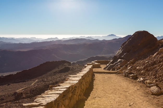 Lever de soleil incroyable sur la montagne du Sinaï Belle aube en Egypte Belle vue depuis la montagne