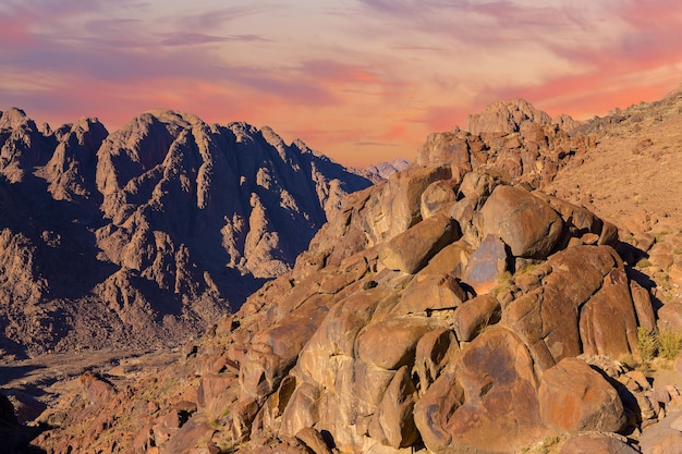 Lever de soleil incroyable sur la montagne du Sinaï Belle aube en Egypte Belle vue depuis la montagne