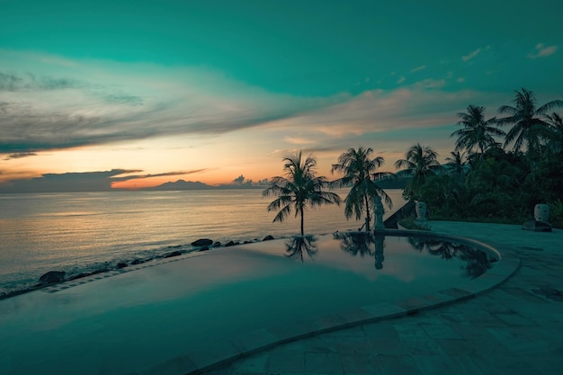 Lever de soleil incroyable à Tulamben près de la piscine, l'Est de Bali, Indonésie