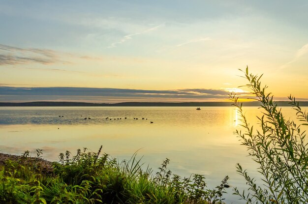 Lever de soleil sur le lac au lever du soleil.