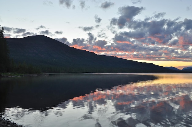 Lever de soleil sur le lac