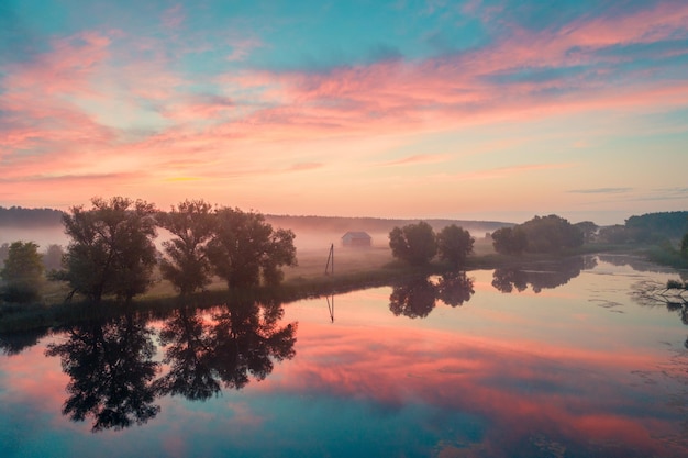 Lever de soleil magique sur le lac Matin brumeux paysage rural sauvage