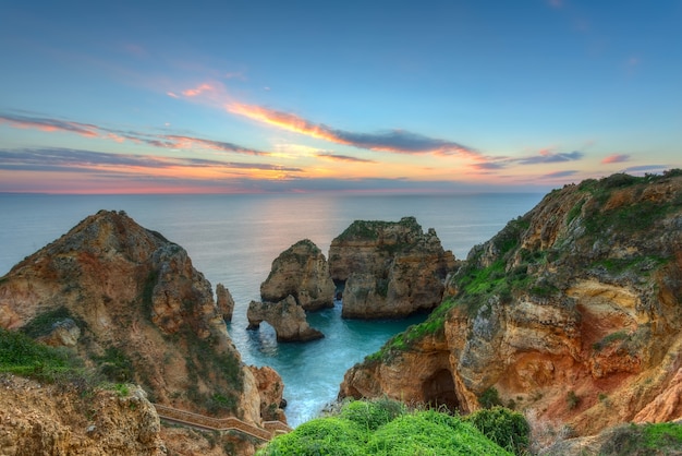 Lever de soleil magnifique paysage de mer. Lagos, Portugal, Algarve.