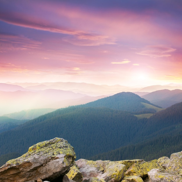 Lever de soleil majestueux rouge sur les montagnes