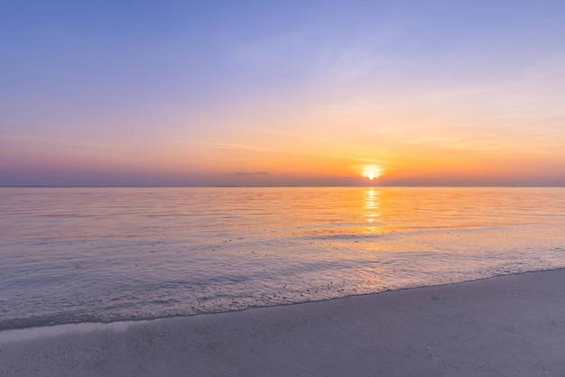 Lever de soleil majestueux sur la surface de la mer calme. Littoral calme, paysage de plage méditerranéenne