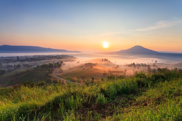 Lever de soleil matin brumeux à Khao Takhian Ngo View Point à Khao-kho Phetchabun