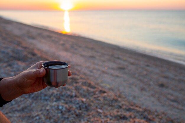 lever de soleil à la mer beau lever de soleil sur l'océan rencontrer l'aube tôt le matin avec une tasse